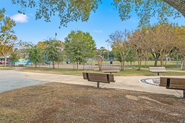 Building Photo - 8595 Parkway Dr