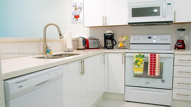 Building Photo - 18100 N Bay Rd