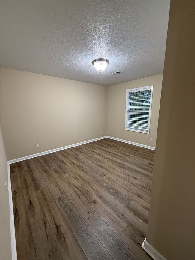 Building Photo - Halls Single Family Home in Cul-de-sac!