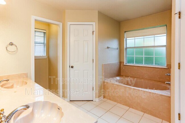 Building Photo - 4505 Vahrenkamp Dr