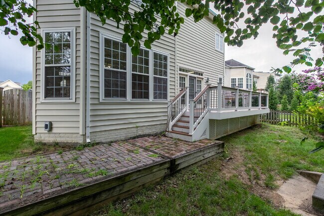 Building Photo - Spacious, Light-Filled Home in the Desirable Broadlands