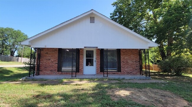 Primary Photo - 306 W Hale Ave