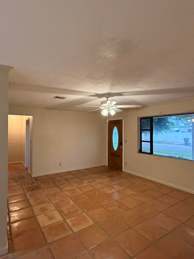 Building Photo - 817 Elm Rd