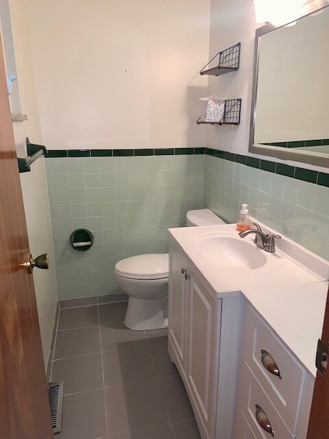 half bath off master bedroom - 152 Flint Ridge Dr