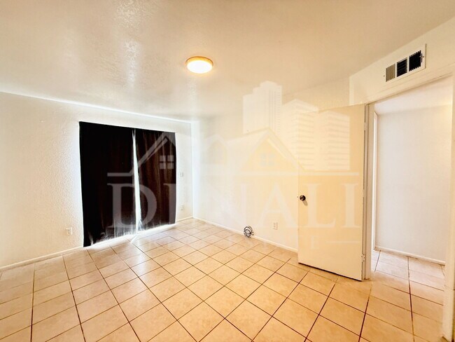 Building Photo - 2061 S Apache Dr