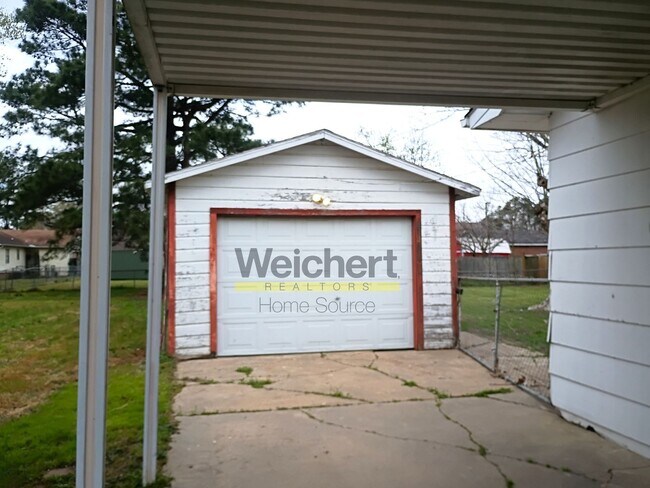 Building Photo - 3BR Home w/ Garage & Fenced Yard