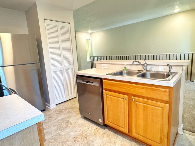 Building Photo - Las Palmas One-Bedroom townhouse with garage