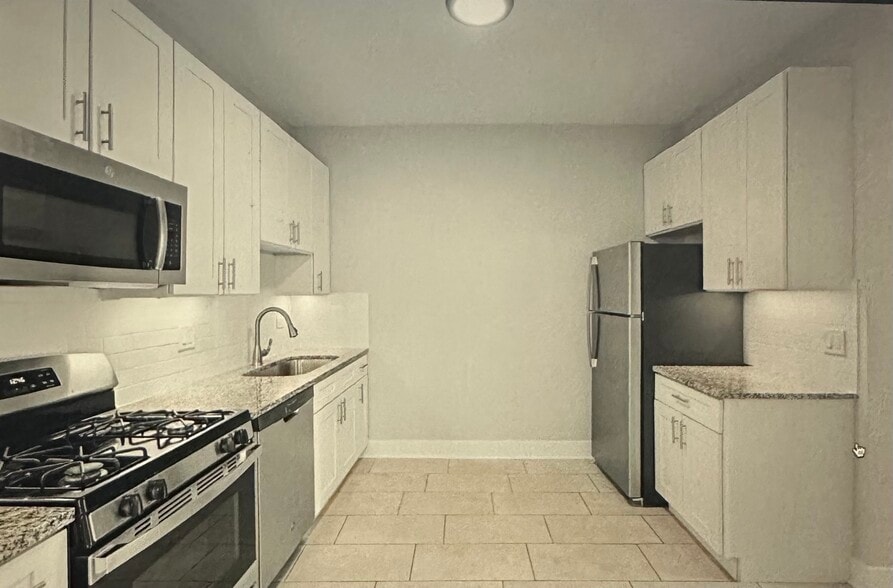 Building Photo - 7600 N Sheridan Rd