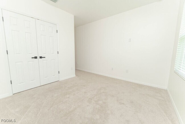 Building Photo - 526 SE 20th Ct