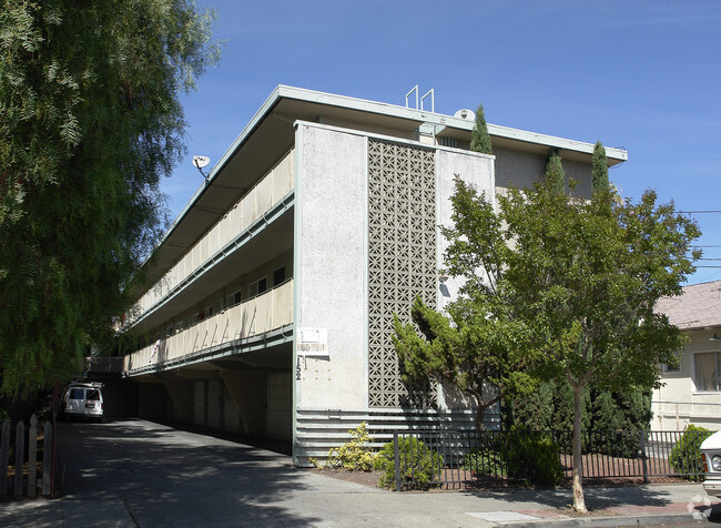Building Photo - 152 Lincoln Ave