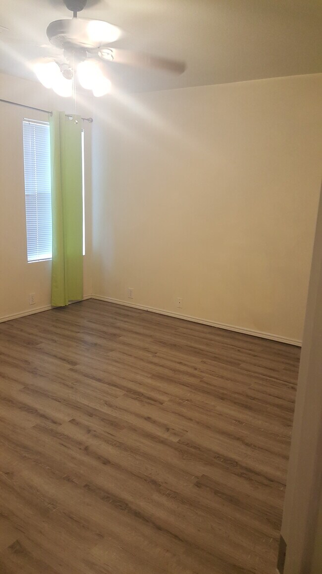 1st Bed: 15X10, Modern – Stylish-Family Room/Great Room- Wooden Floor Master Bed Room. Spacious master suite provides a large walk-in closet. Large master and master bath. 1st Bed: 15X10, Modern – Stylish-Family Room/Great Room- Wooden Floor Master Bed Room. Spacious master suite provides a larg... - 23619 Twisting Falls Drive