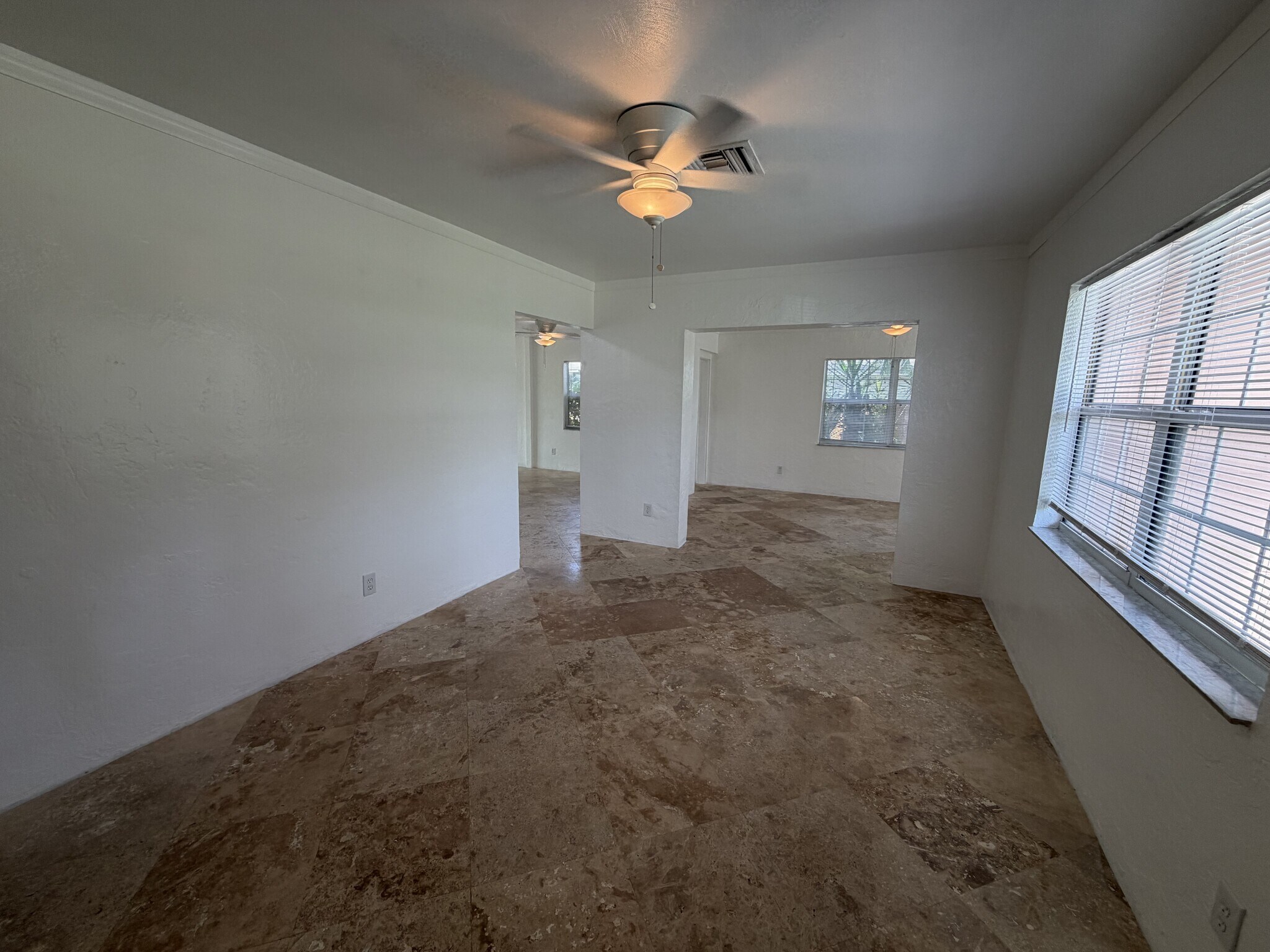 Building Photo - 3 Bed/3 Bath