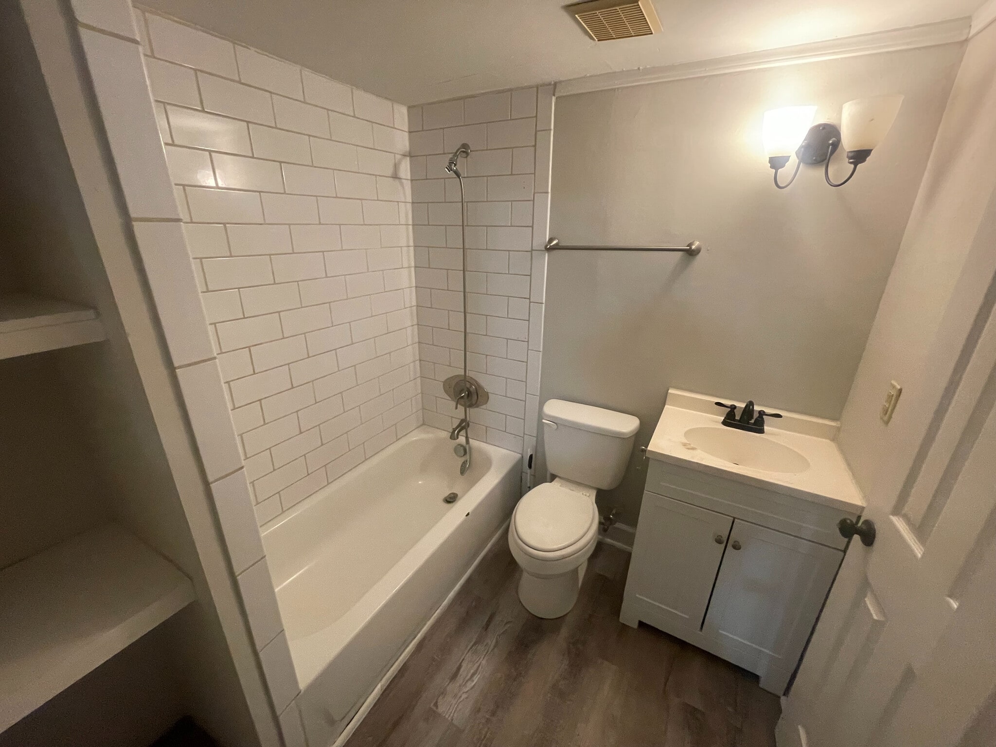 Building Photo - Room in Duplex on Heathcliff St