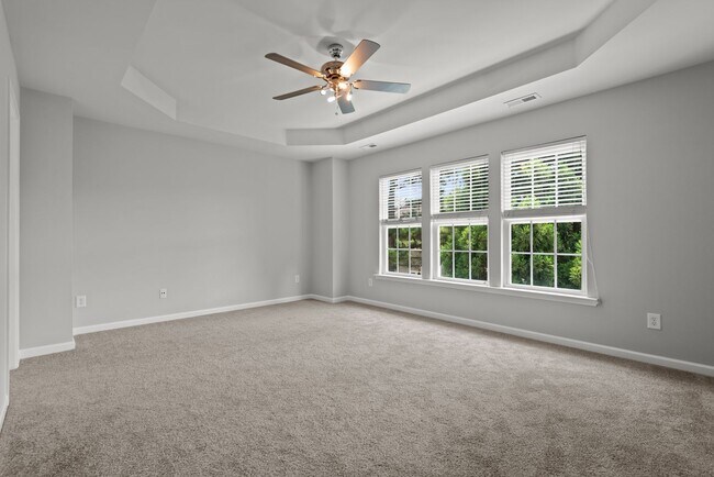 Building Photo - Fantastic end unit townhome: Available July 10th
