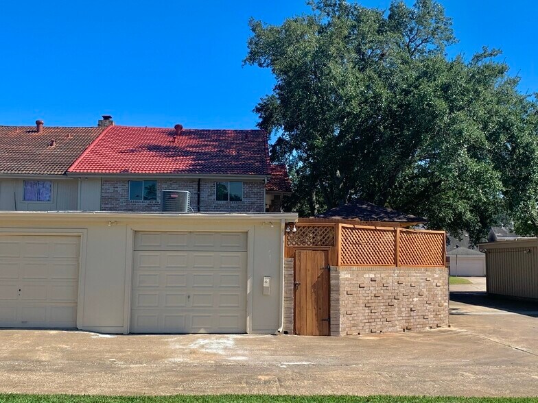 Building Photo - 3214 Continental Dr