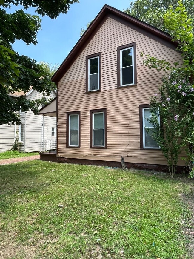 Building Photo - Madison/W.95th neighborhood : 3 bedroom/1 bath single family house available NOW.