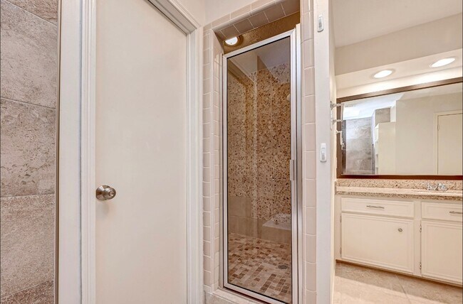 Building Photo - 1746 Cloister Dr