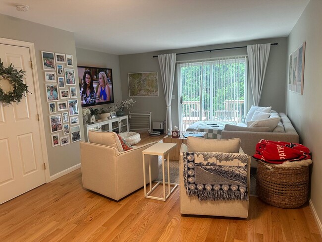 Building Photo - 2 Bed/1.5 Bath Townhouse available 9/1/2026
