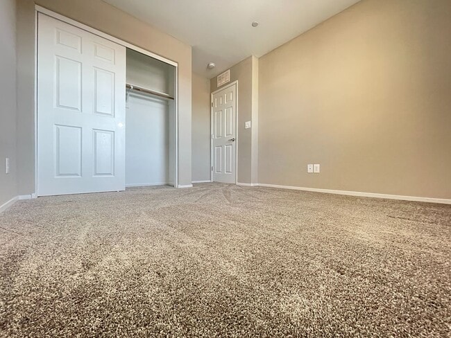 Building Photo - Stunning Summerlin Townhome with Private Downstairs Suite – Gated Community