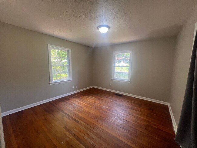 Building Photo - 3 bedroom 1 bathroom single level home