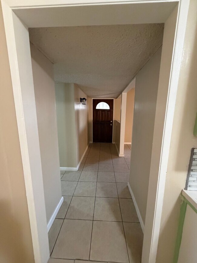 Building Photo - Affordable 3 BD 2 BA house in SW Bakersfield on a corner lot