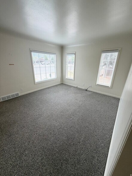 Building Photo - 4910 S 900 E