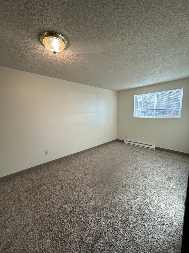 Building Photo - (946) 2780-B - Beautiful Updated 2-bedroom/1-bath