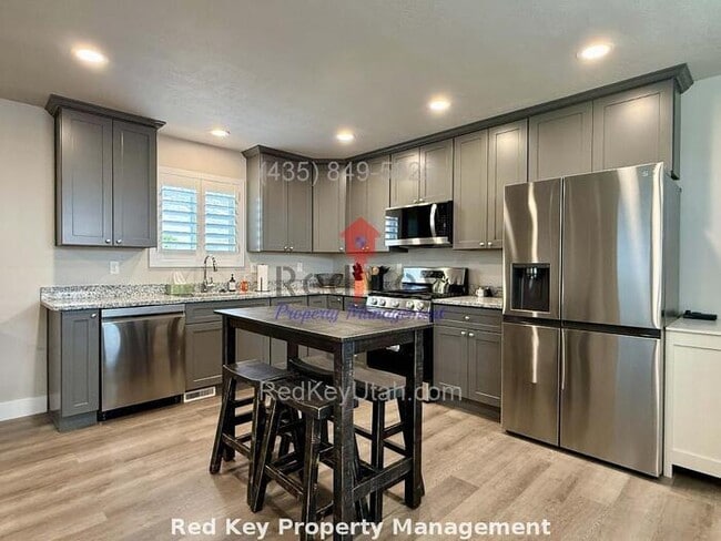 Building Photo - Adobe Rock Dr. Fully Furnished