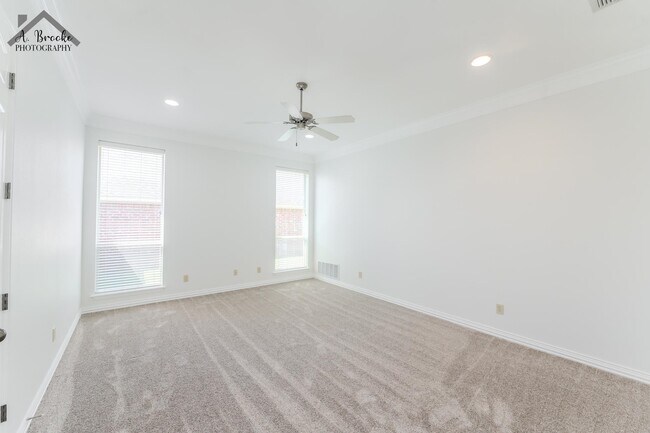 Building Photo - 4937 Silver Crest Dr