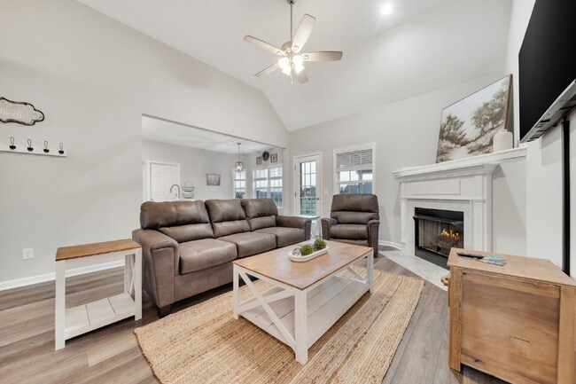Building Photo - FULLY and Tastefully furnished 3 bedroom h...