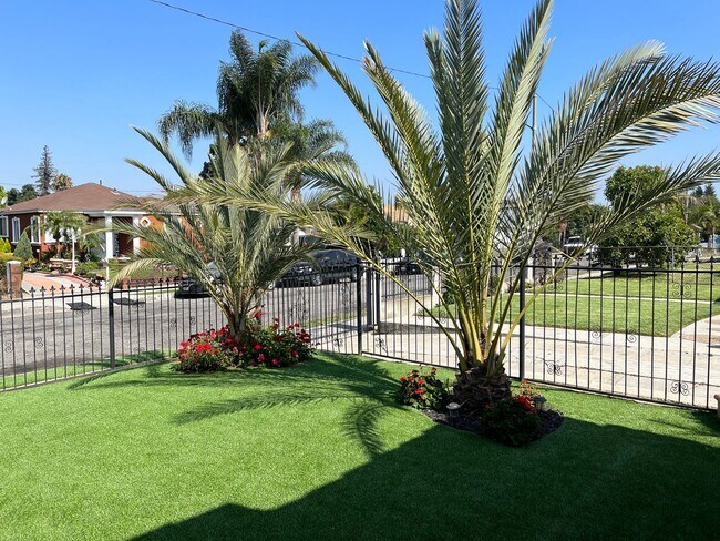 Building Photo - Beautifully Renovated 2 Bed / 1 Bath in Compton!