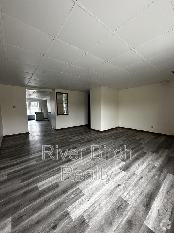 Building Photo - 525 E Pine St