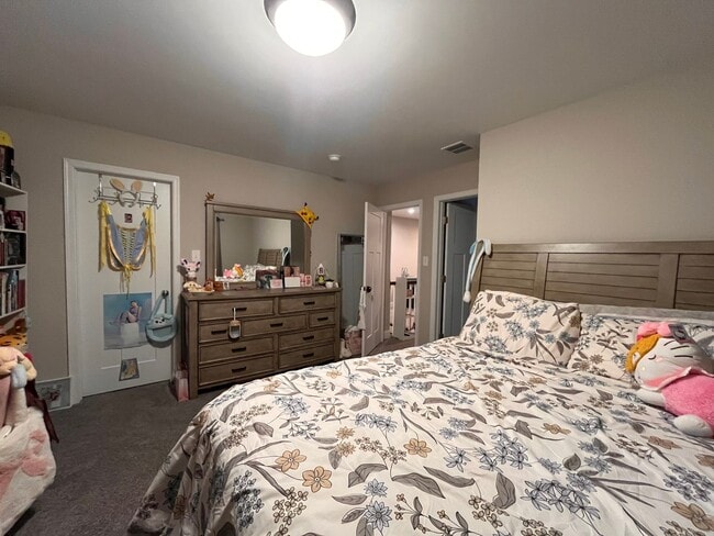 Building Photo - 4 Bedroom, 3.5 Bathroom Townhouse