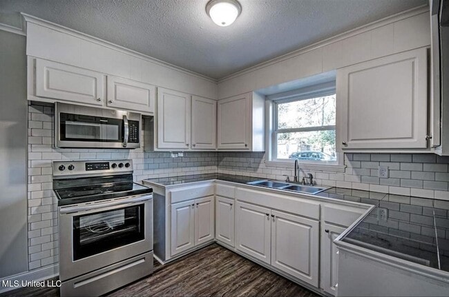 Building Photo - 361 Mary Ann Dr