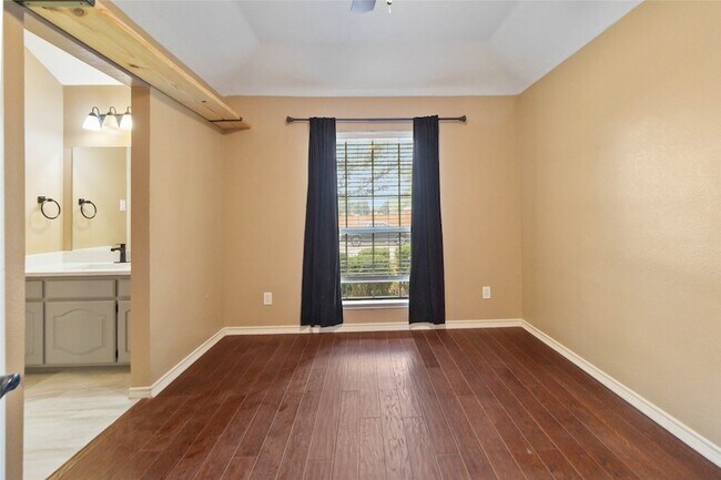 Building Photo - 2502 Chapel Hill Dr