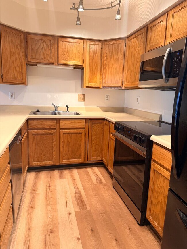 Building Photo - Recently updated unit Near Montana State!