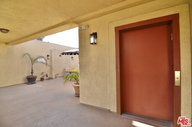 Building Photo - 5703 Laurel Canyon Blvd