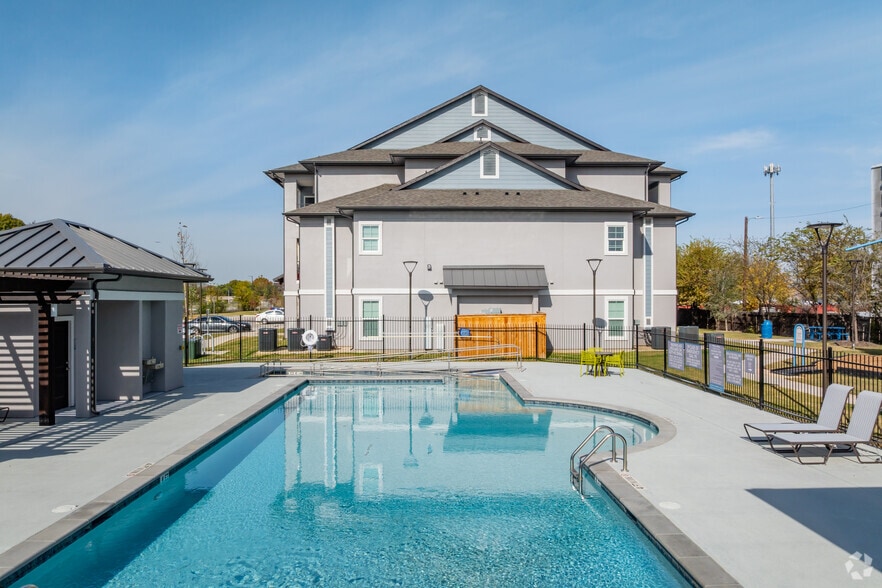 Swimming Pool - Village at the Loop