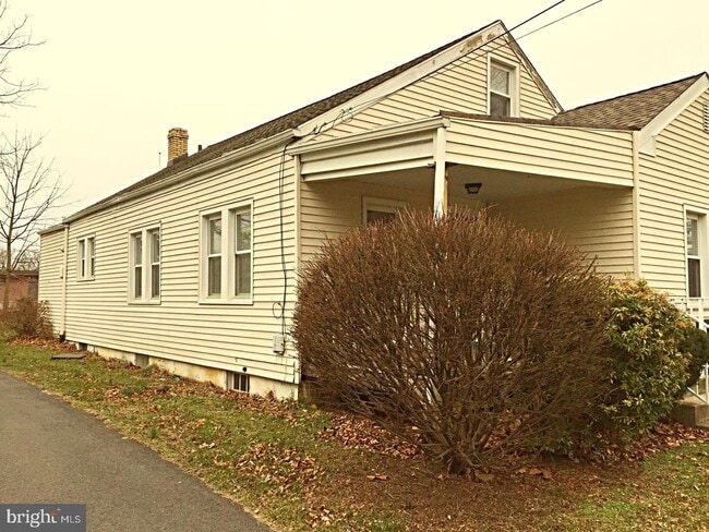 Building Photo - 721 Mayflower Ave