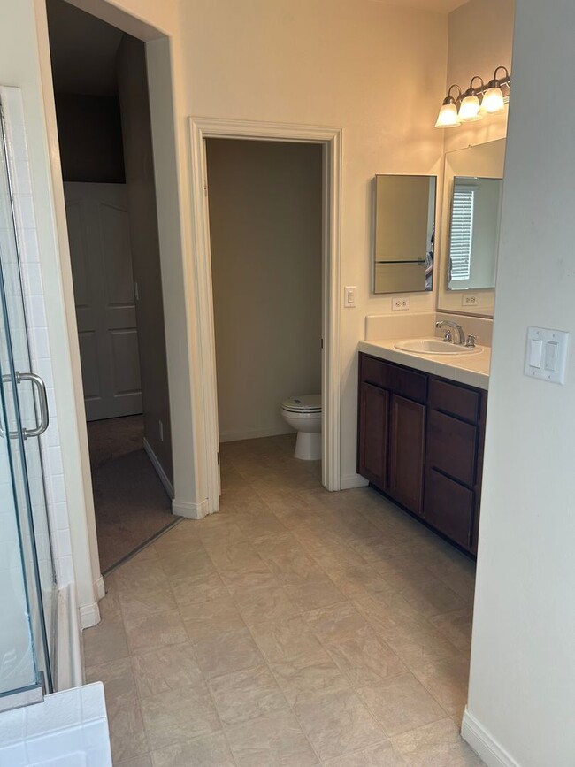 Building Photo - Spacious home in University Park