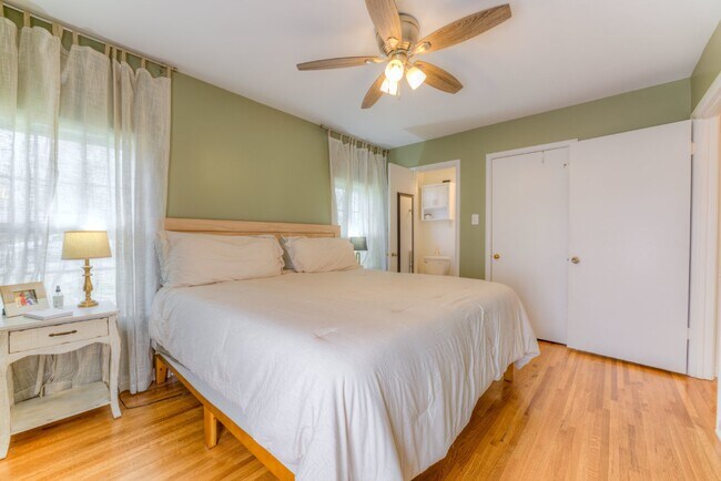 Building Photo - Colonial Acres East Memphis cutie! 3 bedrooms and tons of updates! Appliances included.