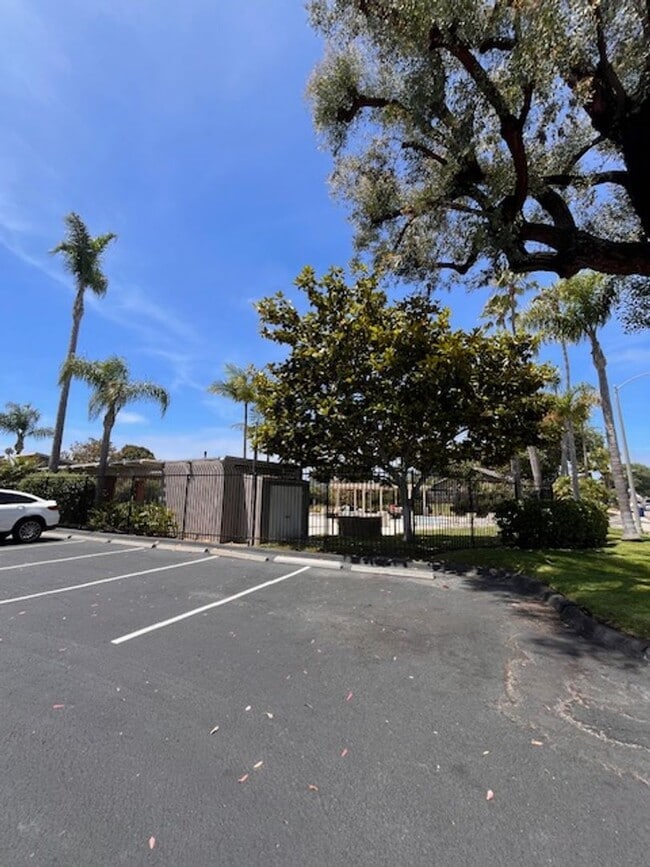 Building Photo - 3 bed 1.5 bath 2 story condo in Park Place...
