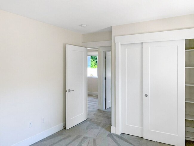 Building Photo - 4Bd/2.5Ba Renton Home