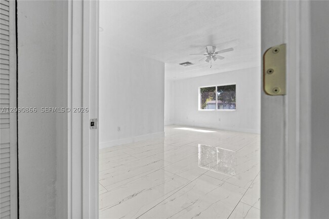 Building Photo - 580 Lee Dr