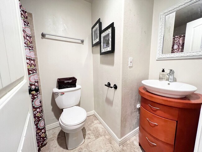 Building Photo - 6 Bedroom/3 Bathroom House in Eagle Mountain
