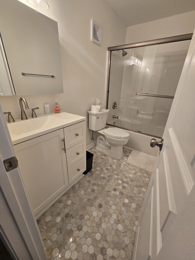 Building Photo - 490 S Barnett Shoals Rd