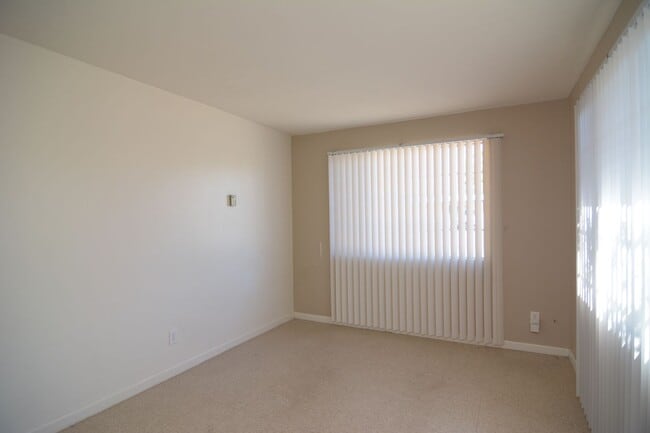Building Photo - Charming 1 Bedroom 1 Bath Duplex! Great Ce...