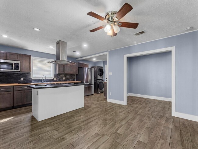 Building Photo - 3010 Glen Spring Dr
