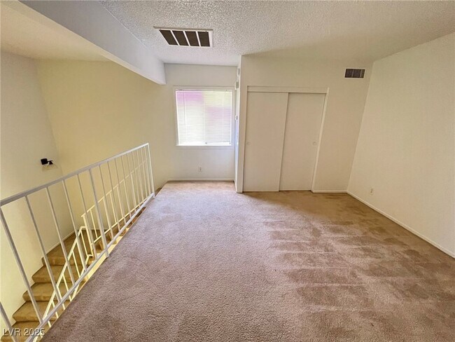 Building Photo - 913 Willow Tree Dr