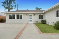 Building Photo - Stunning 3-Bedroom + Den Lease | Brand New...